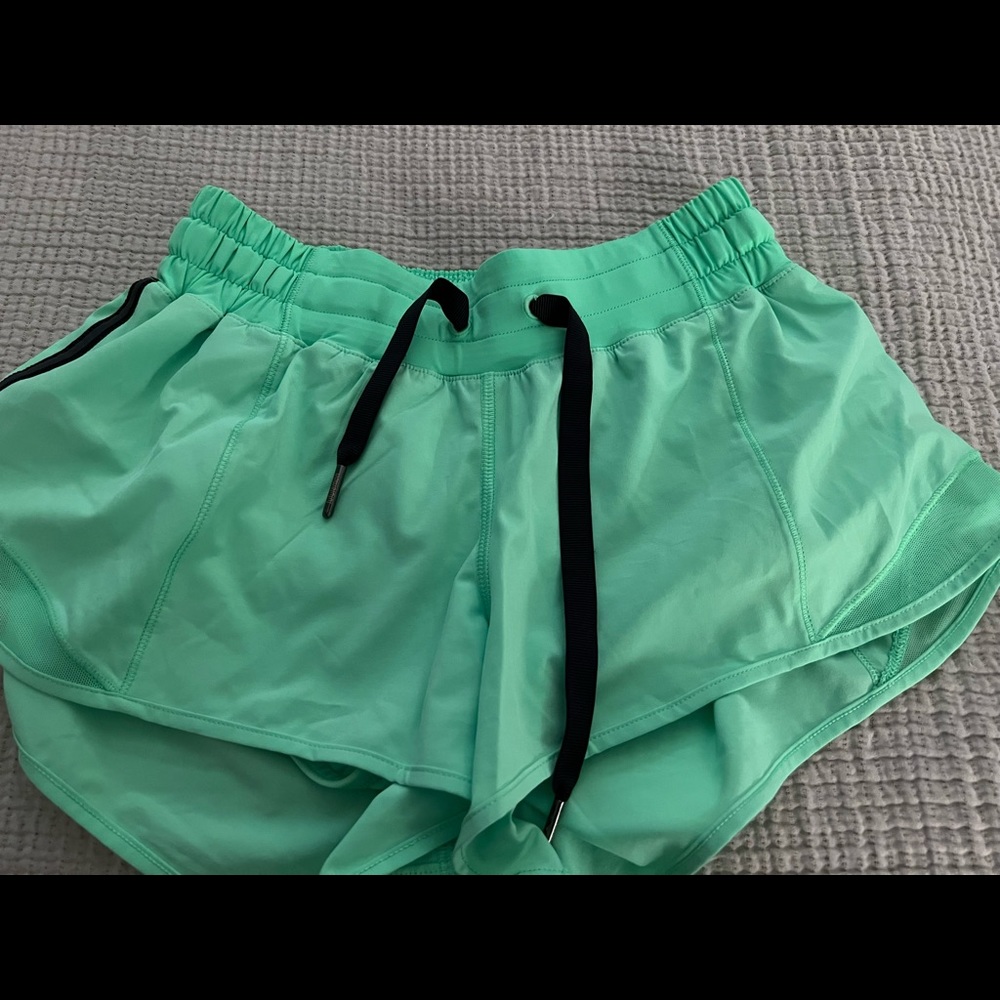 Lululemon Hotty Hot shorts size 4 never worn!
